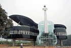 ДОМ-РОЯЛЬ СО СКРИПКОЙ в Китае. Этот "музыкальный" дом находится в Китайском городе Хуайнань. Огромная скрипка служит входом в здание и в ней находится эскалатор для подъема в "рояль". 